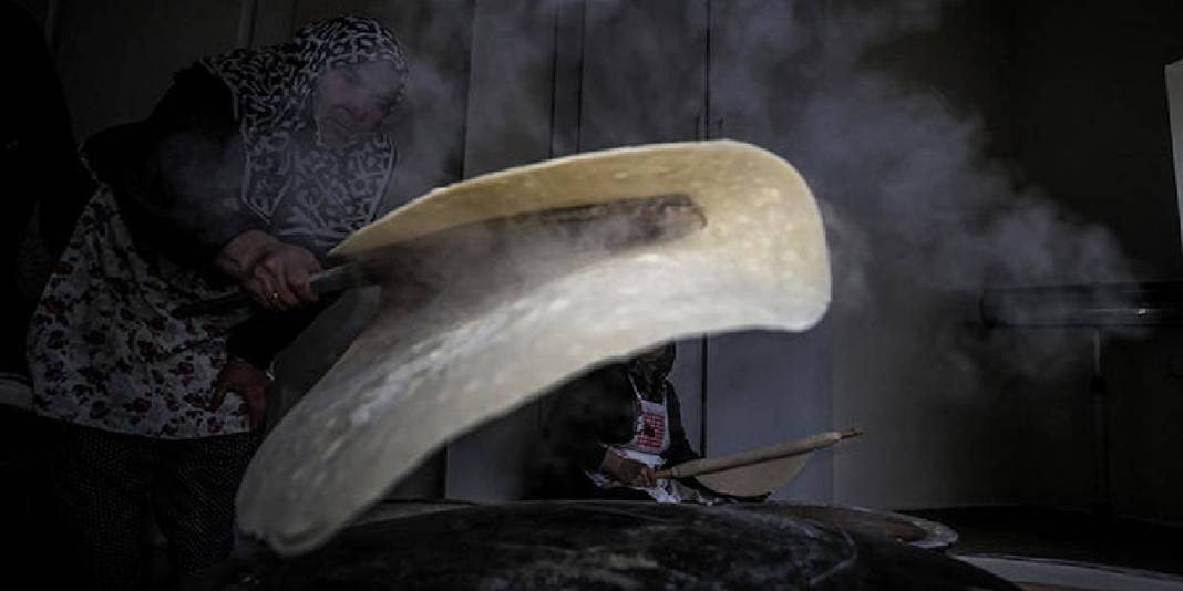 Annelerinden öğrendikleri tariflerle geleneği sürdürüyorlar: El emeğiyle pişiyor, kadınların geliri oluyor 1